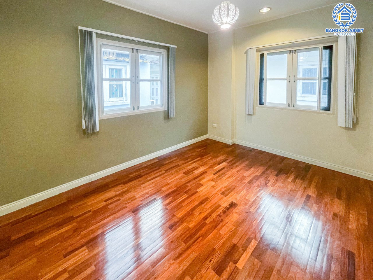 บ้านเดี่ยวมือสองย่านนนทบุรี ม.ธารา ราชพฤกษ์-ปิ่นเกล้า บ้านสวย พร้อมอยู่ เนื้อที่ 56 ตร.ว. ฟังก์ชัน 3 ห้องนอน 3 ห้องน้ำ 2 ที่จอดรถ แถมฟรี !!! เครื่องปรับอากาศ 2 เครื่อง+เครื่องดูดควัน 1 เครื่อง บนทำเลเชื่อมสู่ถนนกาญจนาภิเษก รายล้อมด้วยสิ่งอำนวยความสะดวกครบครัน ใกล้รถไฟฟ้าสายสีแดงอ่อน "สถานีตลิ่งชัน" และจุดขึ้นทางด่วน "ศรีรัช"